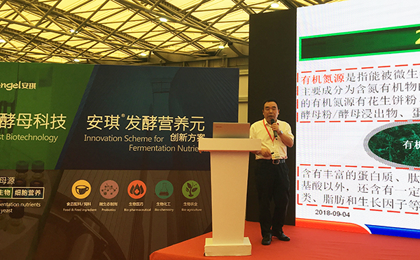 李啸博士做报告A.jpg